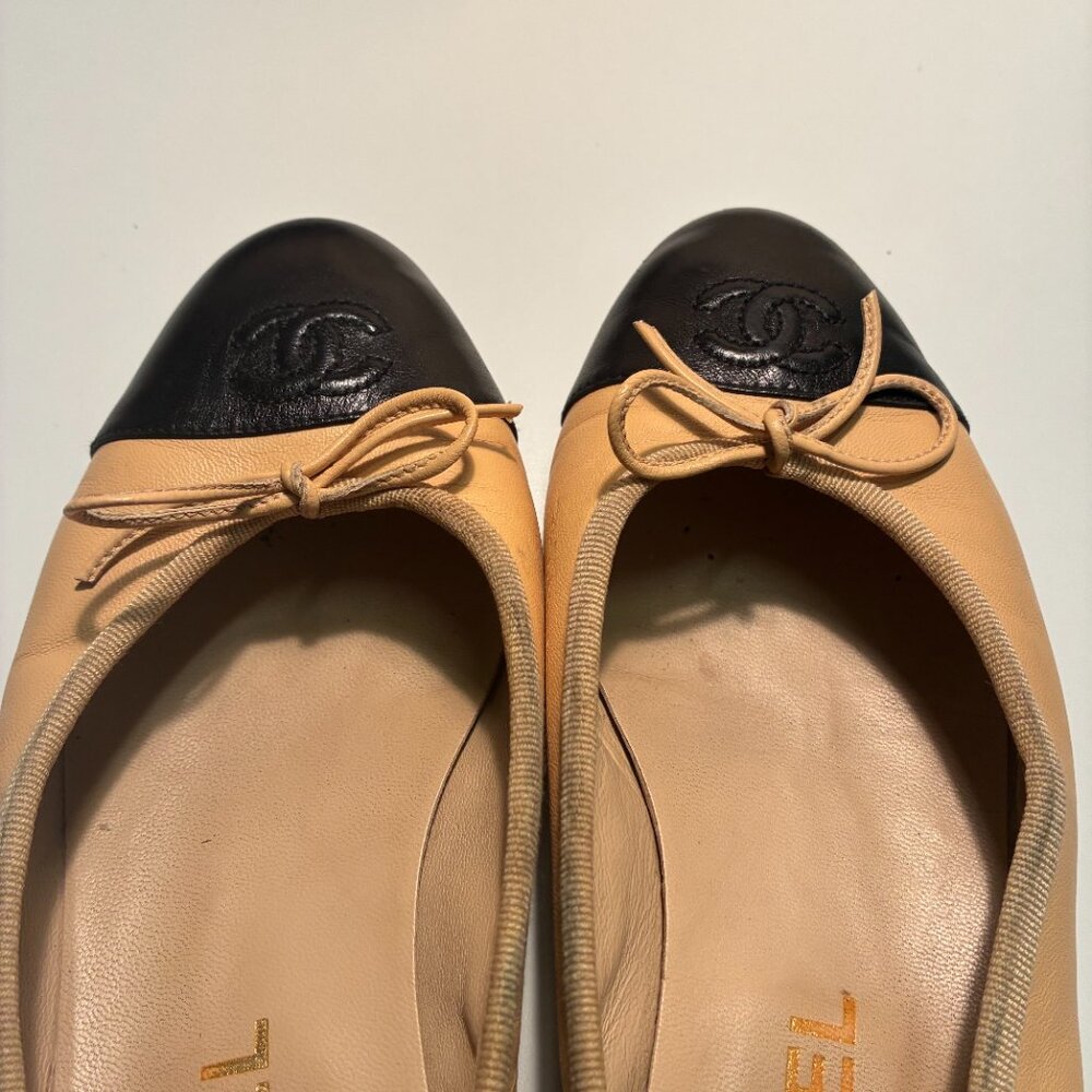 CHANEL Two-Tone cap toe Beige and Black Ballerina flats - Picture 3 of 14